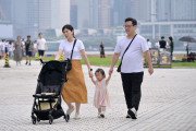 [홍콩뉴스] 출산율 감소 문제 해결위해 출산 추첨제 도입과 휴가 확대 방안 제안