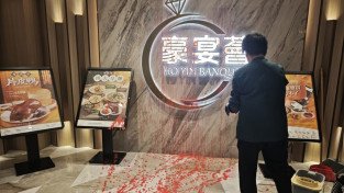 [홍콩뉴스] 홍콩 경찰, 붉은 페인트 테러 용의자 2명 체포…최대 10년형 중범죄