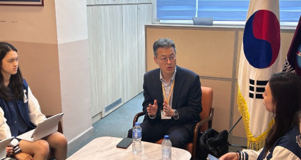 [인터뷰] "불확실한 미래, 성실함과 인간관계가 답이다"… 최강욱 한은 부소장이 청소년들에게 전하는 응원…