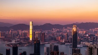 홍콩 경제, 긍정적 신호와 지속적 도전의 교차로