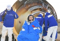 '우주파편 충돌' 中선저우 20호 비행사들 무사 귀환…204일 체류