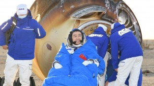 '우주파편 충돌' 中선저우 20호 비행사들 무사 귀환…204일 체류