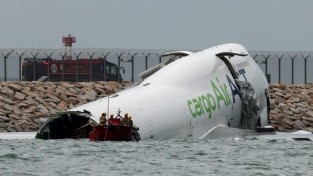 홍콩공항서 화물기, 활주로 이탈…차 들이받아 탑승자 2명 사망