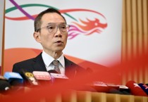 홍콩 정부, 생수 구매 논란 후 전 조달국장에 수여된 훈장 철회