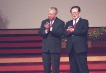 "장쩌민 악수부터 악명 높은 '발통증' 사임까지"… 홍콩 첫 행정장관 퉁치화가 남긴 격동의 8년
