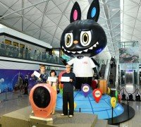 7미터 높이의 라부부, 홍콩 공항에서여행객을 맞이하다