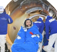 '우주파편 충돌' 中선저우 20호 비행사들 무사 귀환…204일 체류